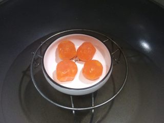 金灿灿的咸蛋黄南瓜条,隔水蒸熟咸蛋黄。