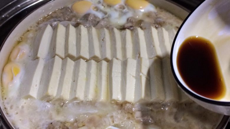 色香味俱全：肉末豆腐抱鹌鹑蛋,蒸好后拿走保鲜膜，趁热倒入5克特鲜生抽。

可根据自己的口味调节咸淡。