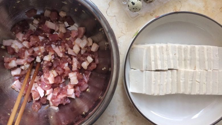 色香味俱全：肉末豆腐抱鹌鹑蛋,材料准备好后，可以先往锅里放适量水烧开。