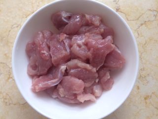皮蛋瘦肉粥,瘦肉用少许香油和适量盐腌制。