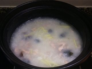 皮蛋瘦肉粥,临出锅前加适量盐调味。