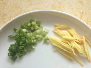 皮蛋瘦肉粥,香葱切成葱花。

姜去皮切成丝。