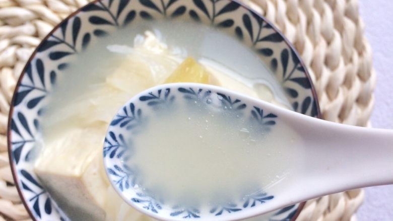 奶白鲜美的秘诀：白萝卜豆腐鲫鱼汤,鲜香美味的鱼汤，我家桐桐能连喝两碗。