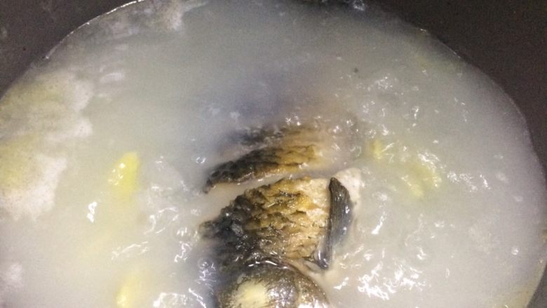 奶白鲜美的秘诀：白萝卜豆腐鲫鱼汤,8.煮到汤色变白后放入豆腐块，可改用中火继续煮5分钟左右。