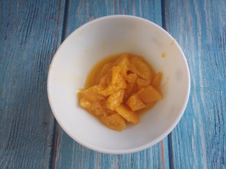 水果沙拉,芒果切成小块。