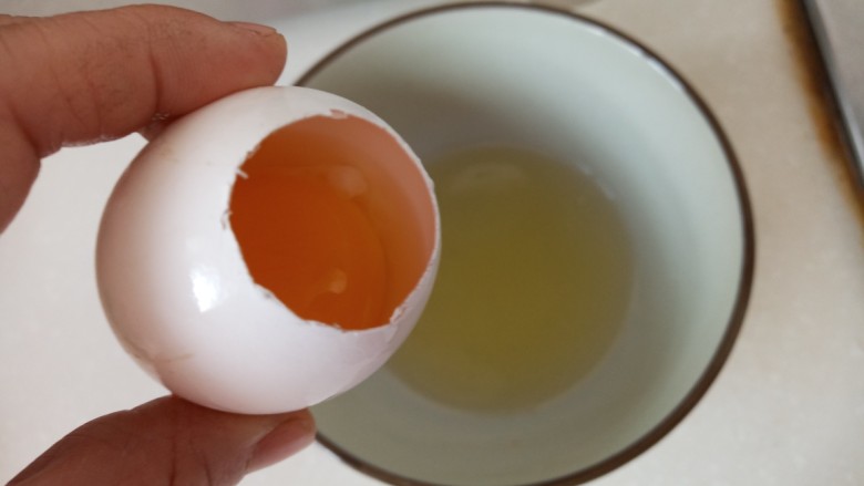 虾仁鸡蛋盅,<a style='color:red;display:inline-block;' href='/shicai/ 9'>鸡蛋</a>扣个洞，把蛋清倒出来。一定要倒干净不然蒸的过程会鼓出来