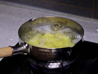迷迭香烤土豆,土豆改刀切成小块，锅里放没过土豆的水，水开后继续煮10分钟。