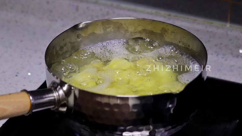 迷迭香烤土豆,土豆改刀切成小块，锅里放没过土豆的水，水开后继续煮10分钟。