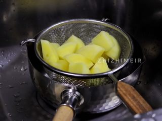 迷迭香烤土豆,煮好的土豆捞出沥水