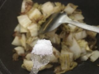 虾油炒白菜（附虾油的做法）,再加点点盐。翻炒均匀就可以出锅了。