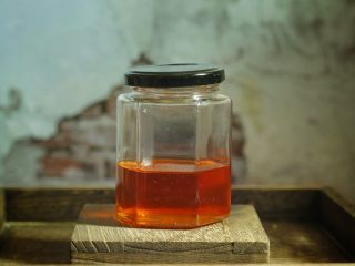 虾油炒白菜（附虾油的做法）,过滤后虾油倒入玻璃瓶，常温下保存1个月。