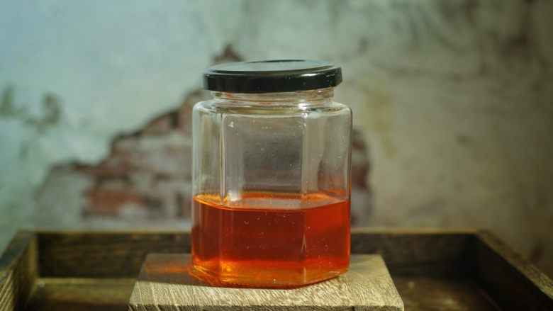 虾油炒白菜（附虾油的做法）,过滤后虾油倒入玻璃瓶，常温下保存1个月。