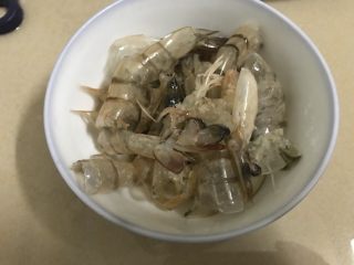 虾油炒白菜（附虾油的做法）,虾头虾壳再次洗净备用。