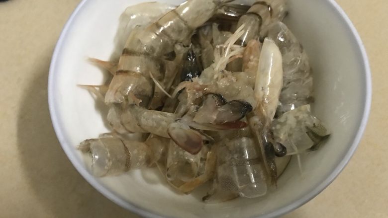 虾油炒白菜（附虾油的做法）,虾头虾壳再次洗净备用。