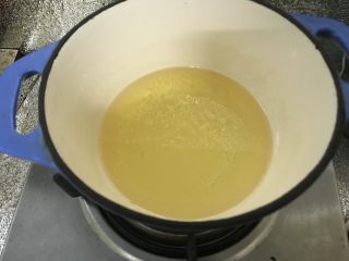 虾油炒白菜（附虾油的做法）,锅里倒入冷油。