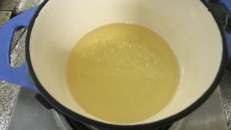 虾油炒白菜（附虾油的做法）,锅里倒入冷油。