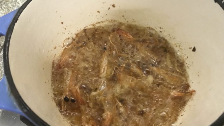 虾油炒白菜（附虾油的做法）,熬出香味后，虾头熬得脆就可以关火了。