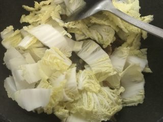 虾油炒白菜（附虾油的做法）,把白菜放入翻炒