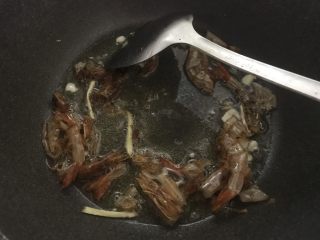 虾油炒白菜（附虾油的做法）,把虾头虾壳也放入翻炒。