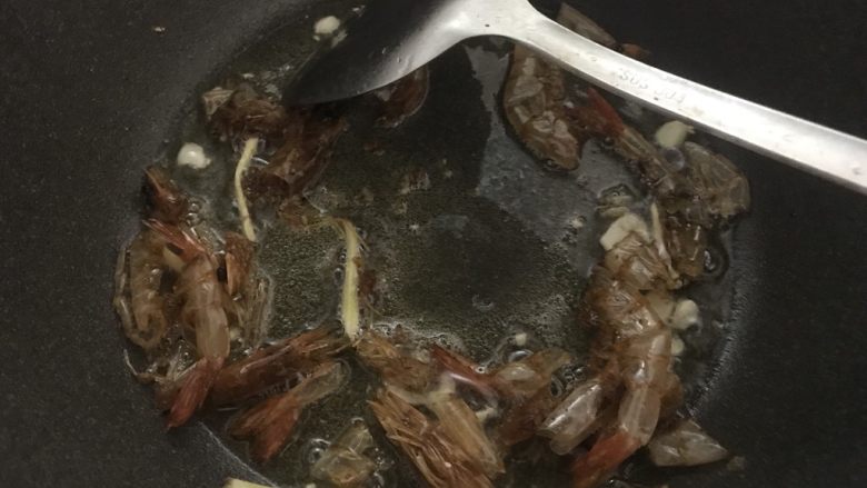 虾油炒白菜（附虾油的做法）,把虾头虾壳也放入翻炒。
