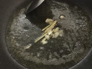 虾油炒白菜（附虾油的做法）,放入姜蒜爆香