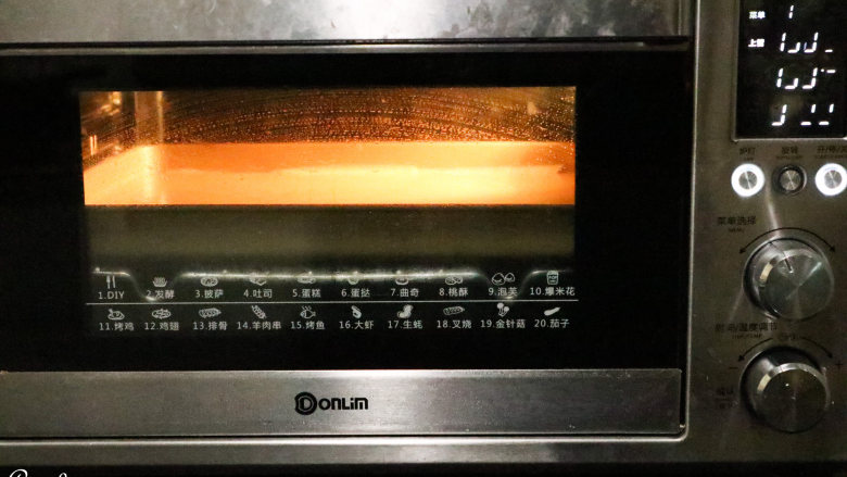 kitty印花小蛋糕,放入东菱烤箱中下层，上下火150度预热3分钟，烘烤25分钟。