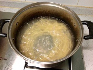 虾仁时蔬意面,炒虾仁的同时可以煮面，在锅里放适量水烧开，加入一小勺橄榄油和一小勺盐，然后把意大利面下入沸水中。