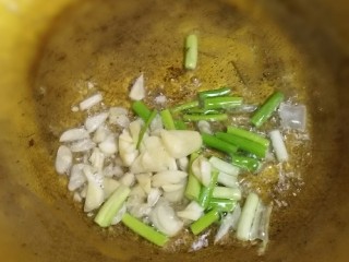 红烧日本豆腐,锅内热油下入葱蒜炒香