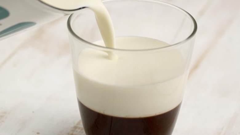 焦糖咖啡奶冻,取出凝固的咖啡冻，倒入牛奶液，放入冰箱冷藏90分钟以上至凝固