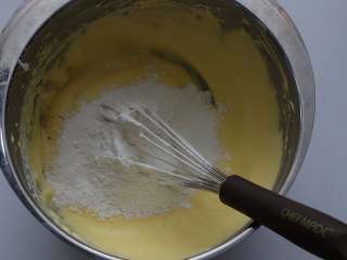 爱心小蛋糕,筛入低粉翻拌至看不到干粉的状态就可以了。