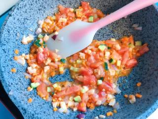 【宝宝辅食】蛋包意面,再倒入西红柿碎和自制虾丸碎翻炒至出浓汤