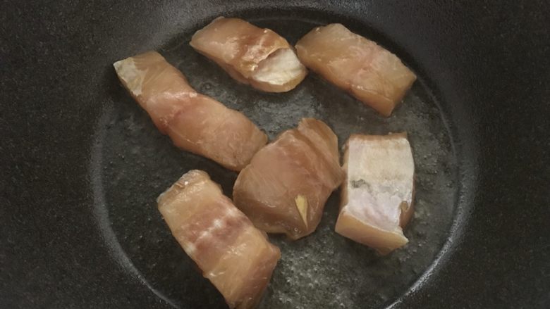 简单快手的焖草鱼块,把腌好的草鱼块放入煎。