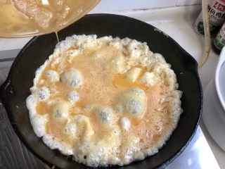 一人食好选择➕四蔬香肠鸡蛋炒面,热锅加适量食用油，油热打入蛋液