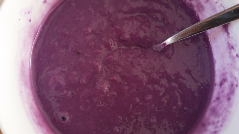 紫薯牛奶小方,搅拌均匀成紫薯糊后备用