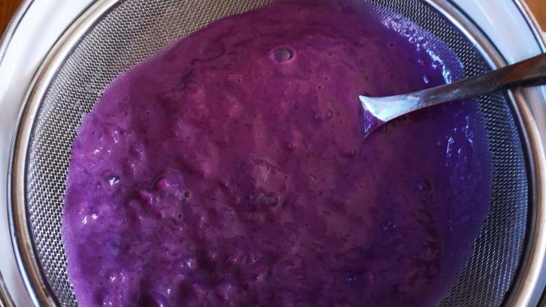 紫薯牛奶小方,将紫薯糊用滤网过滤到奶锅(图8)中