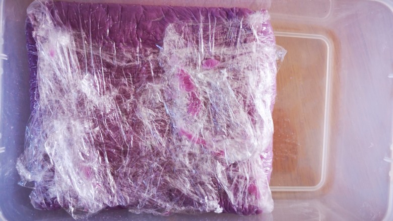 紫薯牛奶小方,用保鲜膜盖住并用手压实后放入冰箱冷藏2小时