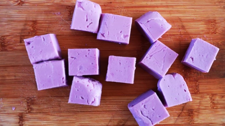 紫薯牛奶小方,2小时后从冰箱取出切成小方块