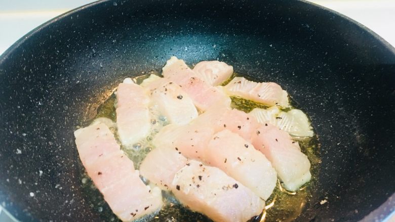 香煎龙利鱼,放入腌制好的龙利鱼，撒上盐