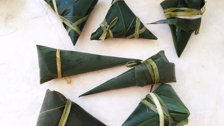 十二谷米蜜枣粽,跟包四角粽方法一样，装好米，直接将叶子折下来，就是三角粽