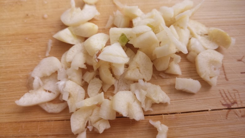 土豆丝洋葱木耳,蒜切成蒜末。