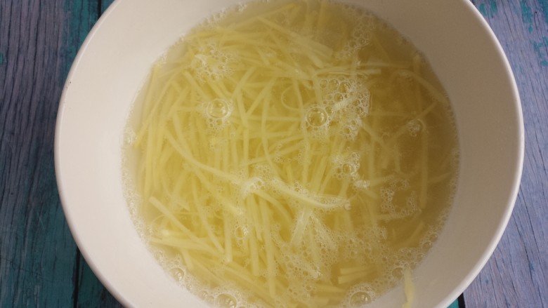 炒酸菜土豆丝,把土豆丝放在水里泡一下，去除淀粉，变炒的时候不粘锅。