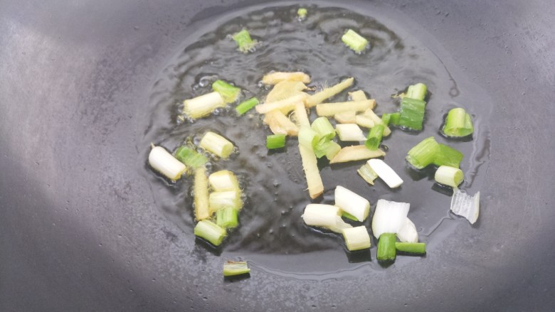 炒酸菜土豆丝,锅里热油，先把葱花和姜丝炒香。