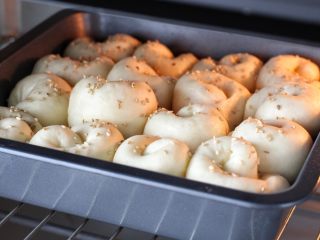 蜂蜜脆底小面包,烤箱提前上下火180度预热，将烤盘放入中层改为上火160度、下火180度烤约20分钟