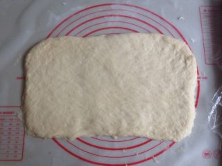 肉松手撕面包,发酵好的面团轻压排气，擀成长方形