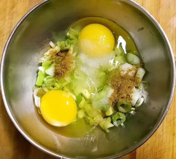 美味早餐馒头,打入两个鸡蛋(一个馒头一个鸡蛋就可以），加入适量的食盐和十三香