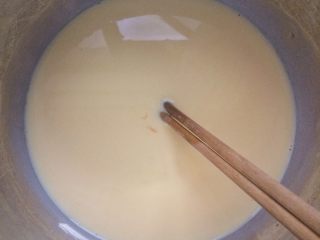蛋奶吐司布丁,搅拌到砂糖融化。