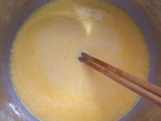 蛋奶吐司布丁,加入黄油搅拌均匀。