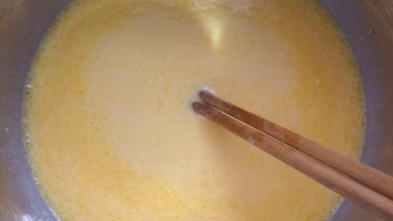 蛋奶吐司布丁,加入黄油搅拌均匀。