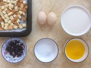 蛋奶吐司布丁,准备好所有材料。

将黄油化成液状，待凉后再使用。