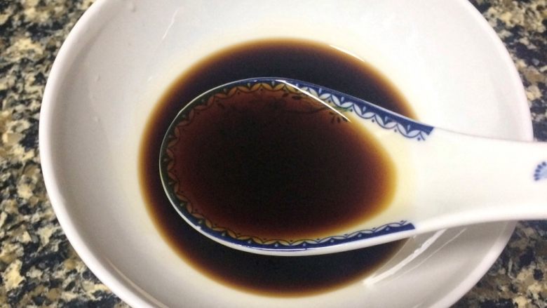 老醋红衣花生米,生抽与蚝油各1汤匙。

加蚝油能增加老醋汁的浓稠度。